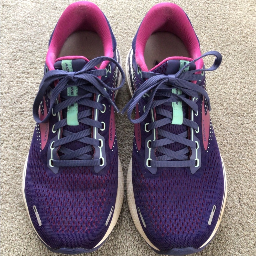 EUC Brooks Adrenaline GTS 22 running shoes